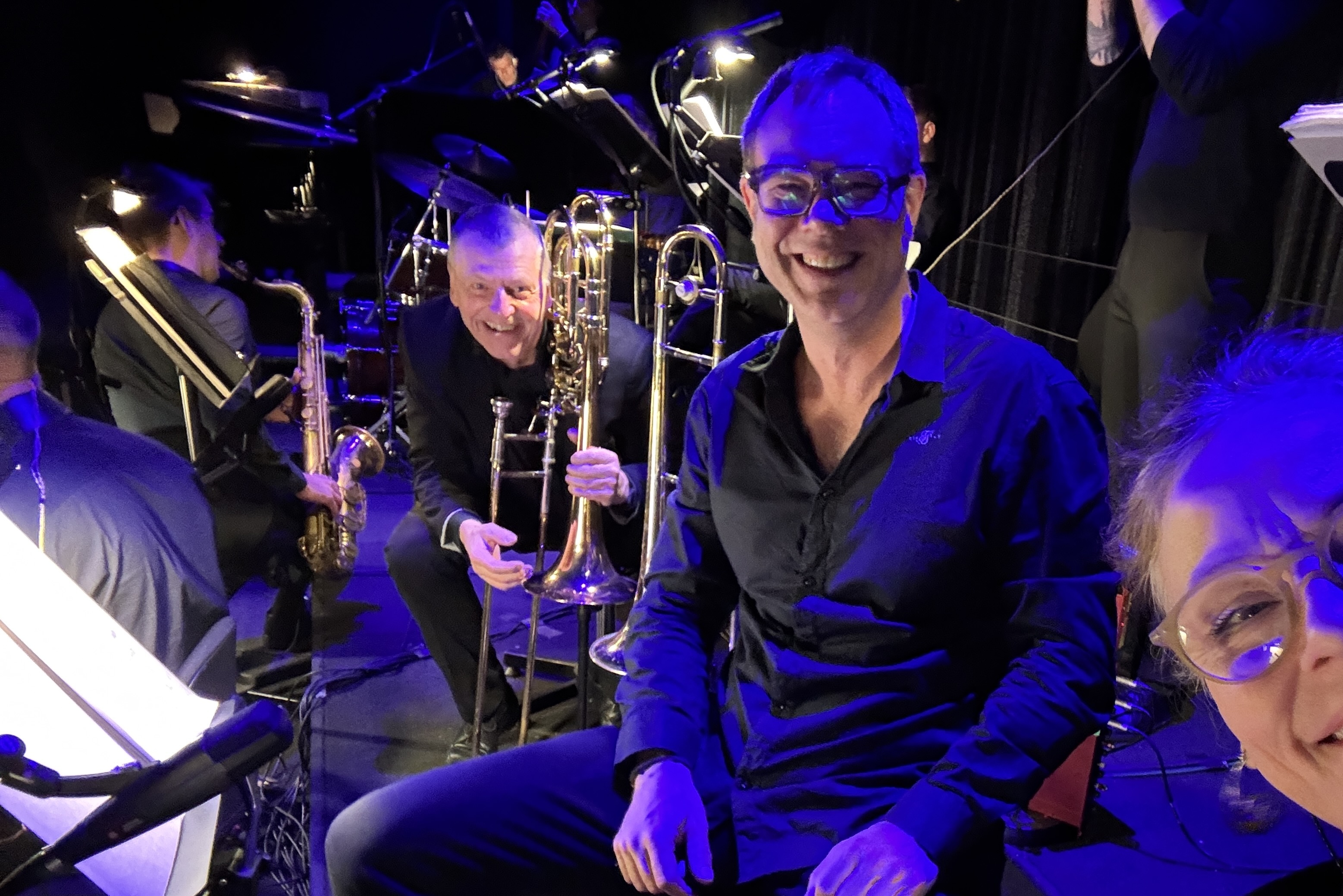 Anders Larson sammen med musikere og instrumenter i orkestret